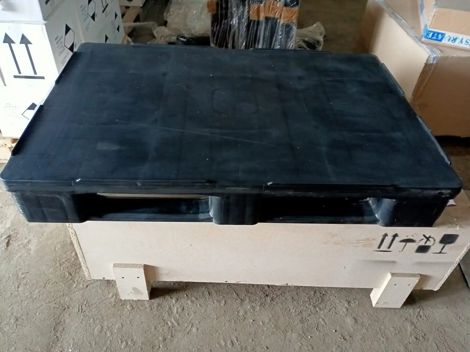 S02_Паллет 1200х800х160 мм (cплошной на 3-х полозьях) антистатический черный